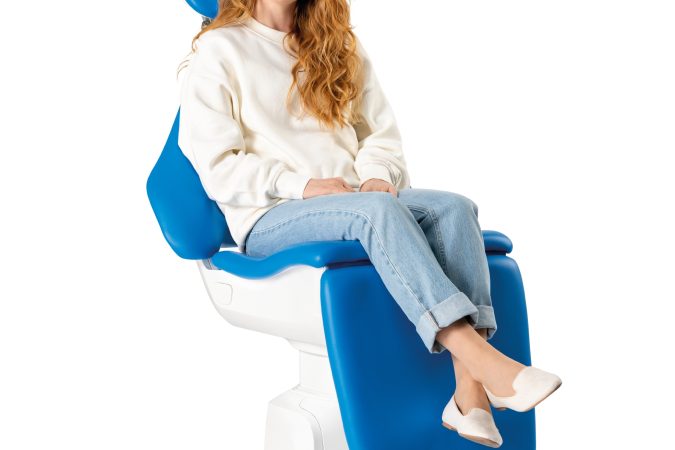 pacijent sjedi na Planmeca fiziološkoj stolici PRO50